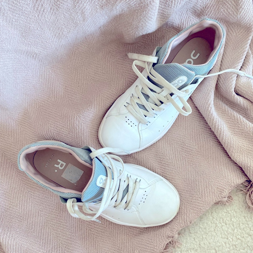 ON white sneaker size 8